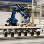 HOMAG-Roboter-Handling-Entnahme-von-Reststuecken-nach-der-Fraesbearbeitung HOMAG-Roboter-Handling-Entnahme-von-Reststuecken-nach-der-Fraesbearbeitung